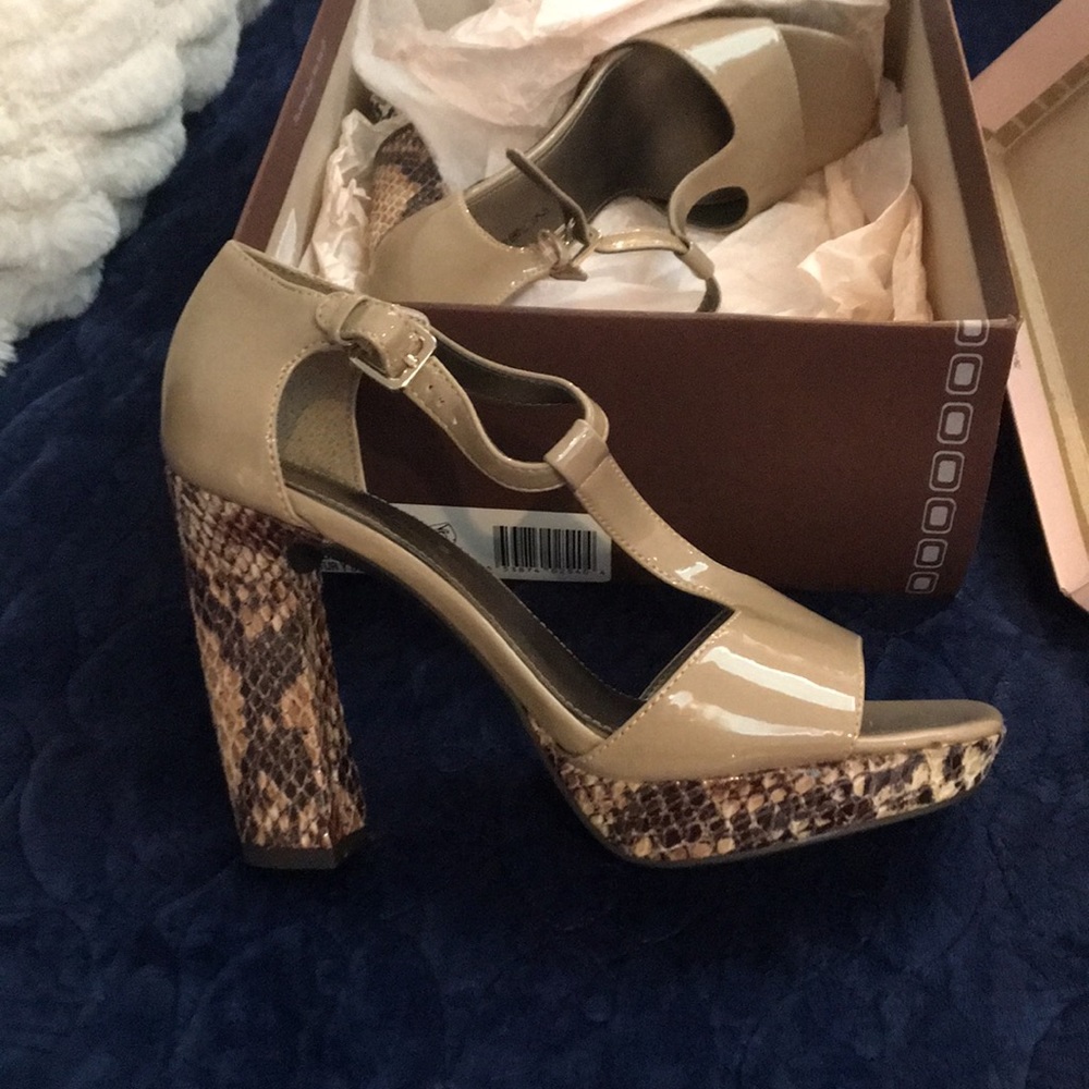 Bandolino patent leather sandals